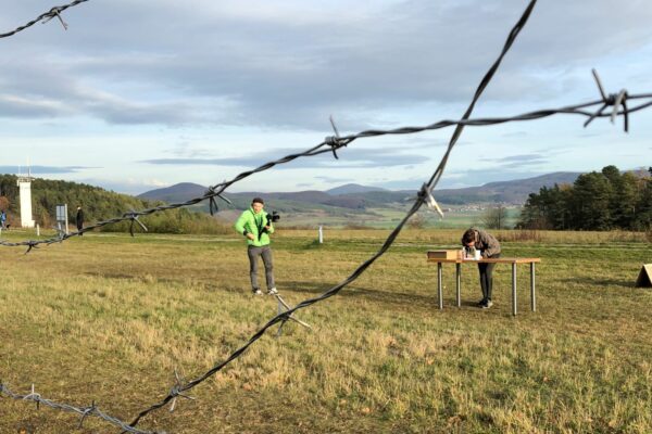 Jugendliche befragen Besucher der Gedenkstätte Point Alpha zu ihren Erinnerungen an die Wiedervereinigung. Dazu haben Sie sich neben den alten Stacheldrahtzaun auf dem ehemaligen Todesstreifen positioniert.  Fotos: Deutsche Gesellschaft e.V.