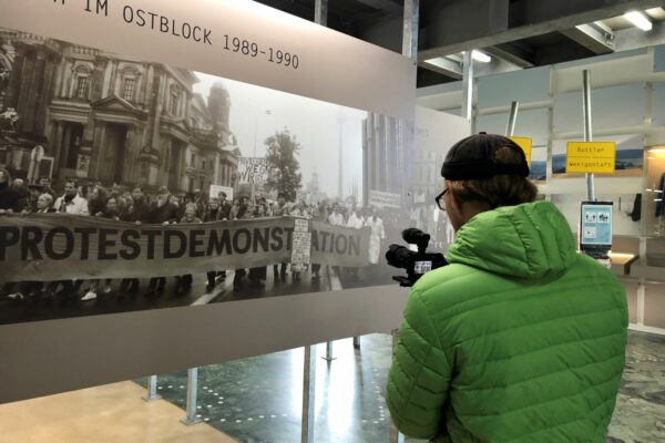 Untermalt ist der Kurzfilm „Brief aus Deutschland“ auch mit Impressionen aus der Dauerausstellung im Haus auf der Grenze.
