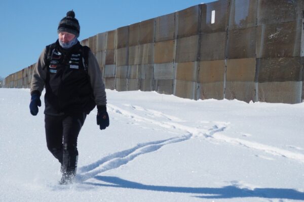 Traumhafte Winterkulisse: Durch den tiefen Schnee entlang der Grenz-Rekonstruktionen zwischen Rasdorf und Geisa - die Winter-Etappe im Rahmen seines Projektes „Grünes Band“ führte den Ausdauersportler und Abenteurer Joey Kelly auch zur Gedenkstätte Point Alpha.