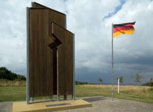 Das Denkmal der deutschen Teilung und Wiedervereinigung wurde entworfen und errichtet von Absolventen der Schnitzschule Empfertshausen und am 13. August 2000 offiziell enthüllt.