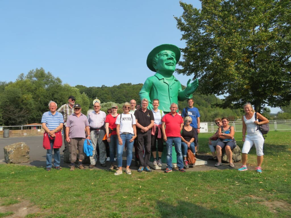 FV Ausflug 2020 Vache Brücke der Einheit mit Einheitsmännchen von Ottmar Hörl