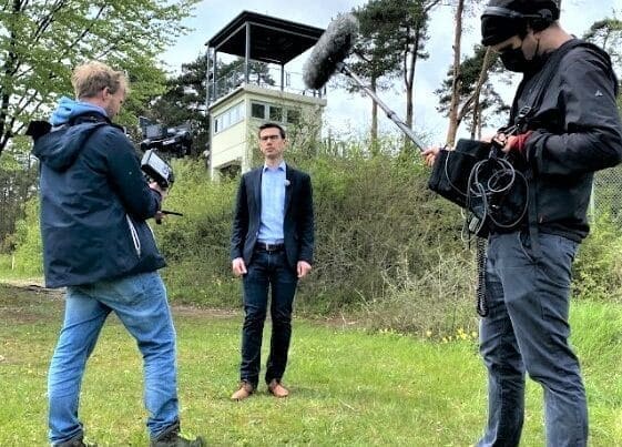 Geschäftsführer Sebastian Leitsch setzt im Rahmen des Videoprojektes „Haltung zeigen!“ am US Camp ein Zeichen für die Point Alpha Stiftung.