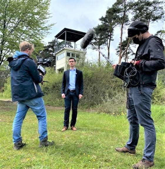 Geschäftsführer Sebastian Leitsch setzt im Rahmen des Videoprojektes „Haltung zeigen!“ am US Camp ein Zeichen für die Point Alpha Stiftung.