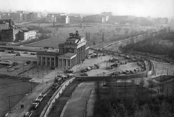 In der Nacht zum 13. August 1961 begann auch am Brandenburger Tor die vollständige Absperrung der Grenze. In der folgenden Zeit wurden die ersten Barrieren mit zu perfekten Sperranlagen ausgebaut. Foto: Bundesarchiv(145-P061246)