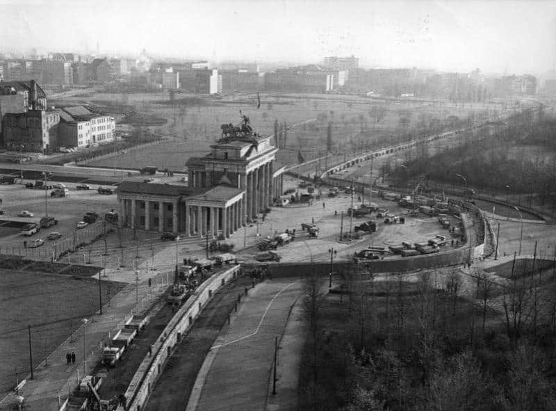 In der Nacht zum 13. August 1961 begann auch am Brandenburger Tor die vollständige Absperrung der Grenze. In der folgenden Zeit wurden die ersten Barrieren mit zu perfekten Sperranlagen ausgebaut. Foto: Bundesarchiv(145-P061246)
