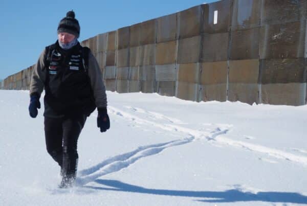 Durch den tiefen Schnee entlang der Grenz-Rekonstruktionen zwischen Rasdorf und Geisa - die Winter-Etappe im Rahmen seines Projektes „Grünes Band“ führte den Ausdauersportler und Abenteurer Joey Kelly auch zur Gedenkstätte Point Alpha. Das Kelly-Projekt begleitete zum einen ein Filmteam von „Stern-TV“ im Auftrag von RTL sowie ein Fotograf und ein Autor des Verlags National Geographic.