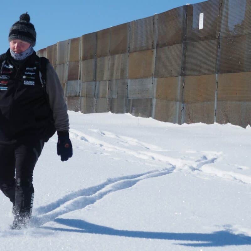 Durch den tiefen Schnee entlang der Grenz-Rekonstruktionen zwischen Rasdorf und Geisa - die Winter-Etappe im Rahmen seines Projektes „Grünes Band“ führte den Ausdauersportler und Abenteurer Joey Kelly auch zur Gedenkstätte Point Alpha. Das Kelly-Projekt begleitete zum einen ein Filmteam von „Stern-TV“ im Auftrag von RTL sowie ein Fotograf und ein Autor des Verlags National Geographic.