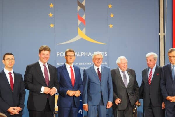Nach der Preisverleihung (von links): Sebastian Leitsch (Geschäftsführer Point Alpha Stiftung), Dr. Stefan heck (Vorsitzender des Stiftungsrates Point Alpha), Christian Hirte (Präsident Kuratorium Deutsche Einheit e.v.), Hessens Ministerpräsident Volker Bouffier, der Preisträger Prof. Dr. Bernhard Vogel, Dr. Jürgen Aretz und Prof. Dr. Norbert Kleinheyer (beide Kuratorium Deutsche Einheit e.V.).