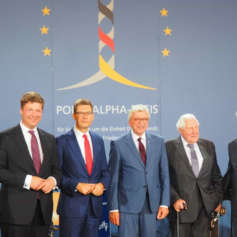 Nach der Preisverleihung (von links): Sebastian Leitsch (Geschäftsführer Point Alpha Stiftung), Dr. Stefan heck (Vorsitzender des Stiftungsrates Point Alpha), Christian Hirte (Präsident Kuratorium Deutsche Einheit e.v.), Hessens Ministerpräsident Volker Bouffier, der Preisträger Prof. Dr. Bernhard Vogel, Dr. Jürgen Aretz und Prof. Dr. Norbert Kleinheyer (beide Kuratorium Deutsche Einheit e.V.).
