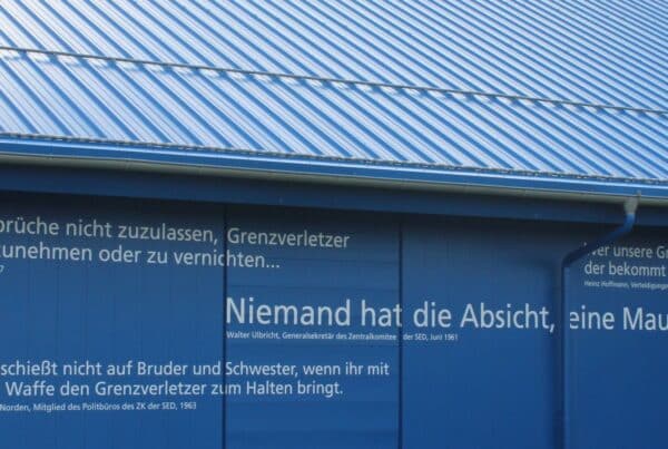 „Niemand hat die Absicht…“: Zitate und Aussagen, die im Zusammenhang mit der Innerdeutschen Grenze stehen, prangern als Mahnung an der Außenfassade am Haus auf der Grenze.