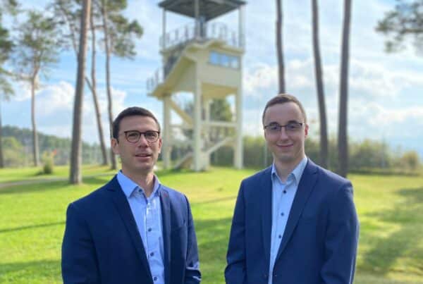 Geschäftsführender Vorstand Sebastian Leitsch (links) und Studienleiter Philipp Metzler bilden die neue Doppelspitze im Vorstand der Point Alpha Stiftung.