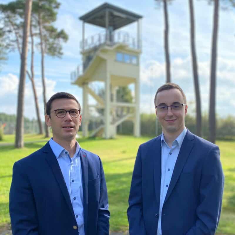 Geschäftsführender Vorstand Sebastian Leitsch (links) und Studienleiter Philipp Metzler bilden die neue Doppelspitze im Vorstand der Point Alpha Stiftung.