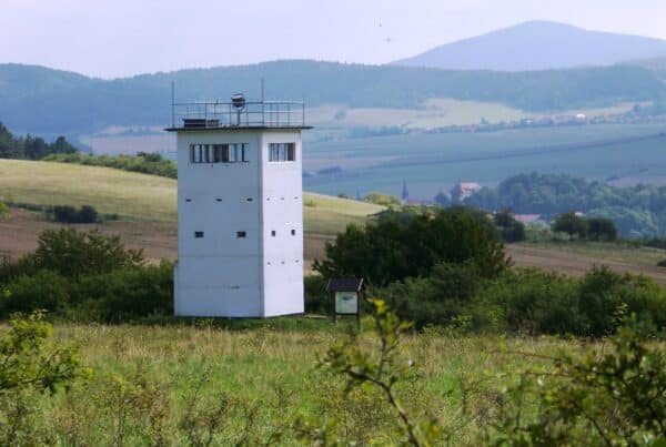 Der Wiesenfelder Turm bot Platz für eine sechsköpfige Besatzung, die bis zum Jahr 1990 von dort aus jeweils in Wachschichten einen 15 Kilometer breiten Abschnitt der Grenze kontrollierte.