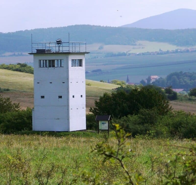 Der Wiesenfelder Turm bot Platz für eine sechsköpfige Besatzung, die bis zum Jahr 1990 von dort aus jeweils in Wachschichten einen 15 Kilometer breiten Abschnitt der Grenze kontrollierte.
