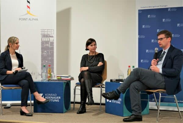 Daniel Lemmen, Projektkoordinator der KAS in Warschau, und Prof. Dr. Dagmara Jajeśniak-Quast von der Universität Viadrina in Frankfurt/O. beantworteten beim Podiumsgespräch die Fragen der Moderatorin Stefanie Bode (links).