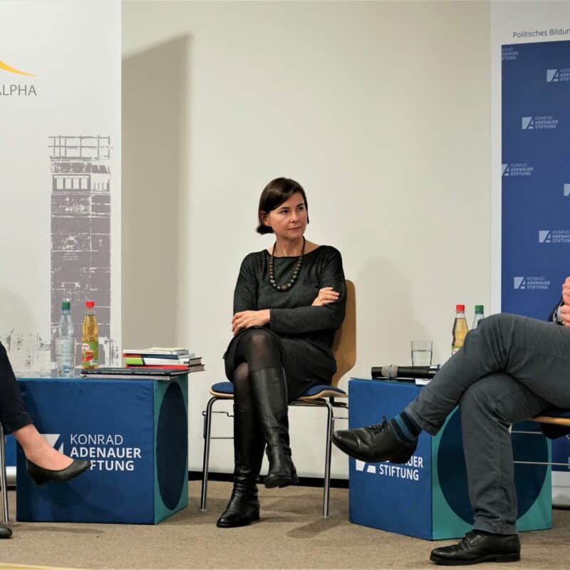 Daniel Lemmen, Projektkoordinator der KAS in Warschau, und Prof. Dr. Dagmara Jajeśniak-Quast von der Universität Viadrina in Frankfurt/O. beantworteten beim Podiumsgespräch die Fragen der Moderatorin Stefanie Bode (links).