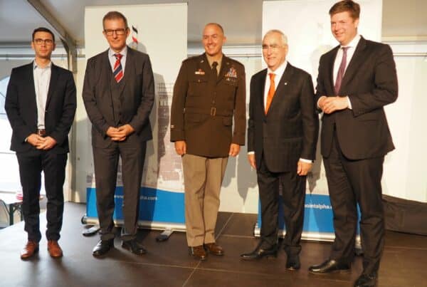 "Tag der Deutschen Einheit" in der Gedenkstätte Point Alpha mit (von links) Sebastian Leitsch (Vorstandsvorsitzender der Point Alpha Stiftung), Ulrich Grümhage (Ministerialdirigent im Freistaat Thüringen), Jed J. Schaertl (Brigadegeneral US-Armee), Dr. Theo Waigel (Finanzminister a.D.) und Dr. Stefan Heck (Vorsitzender des Stuftungsrates von Point Alpha sowie hessischen Staatssekretär).