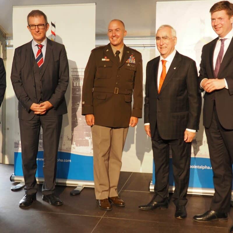 "Tag der Deutschen Einheit" in der Gedenkstätte Point Alpha mit (von links) Sebastian Leitsch (Vorstandsvorsitzender der Point Alpha Stiftung), Ulrich Grümhage (Ministerialdirigent im Freistaat Thüringen), Jed J. Schaertl (Brigadegeneral US-Armee), Dr. Theo Waigel (Finanzminister a.D.) und Dr. Stefan Heck (Vorsitzender des Stuftungsrates von Point Alpha sowie hessischen Staatssekretär).