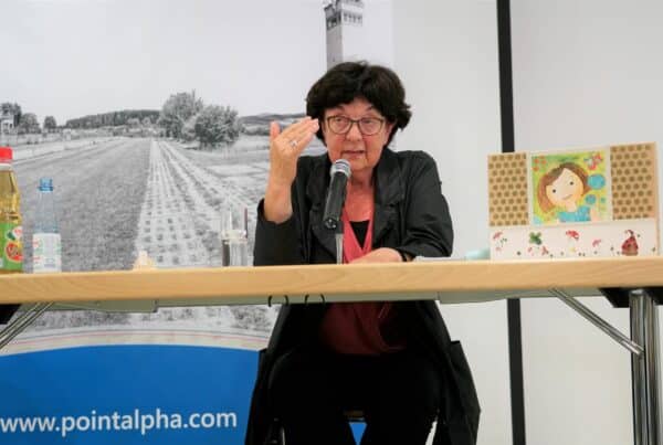 Tröbs hatte eine von ihren Enkelkindern gebastelte Kiste zu ihrem Vortrag mit in die Gedenkstätte Point Alpha gebracht, in der sie „Schätze” aus ihrer Kinderzeit in Geisa aufbewahrt.