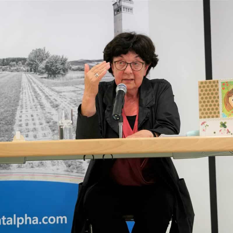 Tröbs hatte eine von ihren Enkelkindern gebastelte Kiste zu ihrem Vortrag mit in die Gedenkstätte Point Alpha gebracht, in der sie „Schätze” aus ihrer Kinderzeit in Geisa aufbewahrt.