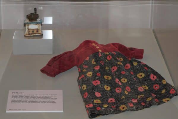 Viel konnte Marie-Luise Tröbs bei ihrer Zwangsumsiedlung vor 60 Jahren nicht einpacken. Das Puppenkleid und die kleine Spielzeug-Kaffeemühle gehören inzwischen zur Dauerausstellung der Gedenkstätte Point Alpha.