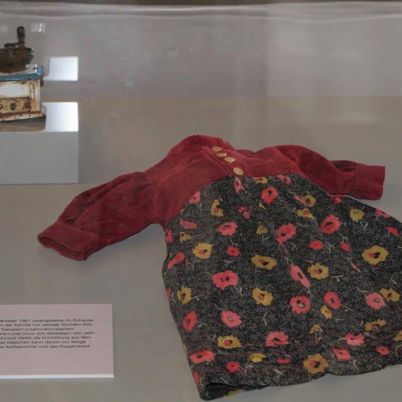 Viel konnte Marie-Luise Tröbs bei ihrer Zwangsumsiedlung vor 60 Jahren nicht einpacken. Das Puppenkleid und die kleine Spielzeug-Kaffeemühle gehören inzwischen zur Dauerausstellung der Gedenkstätte Point Alpha.