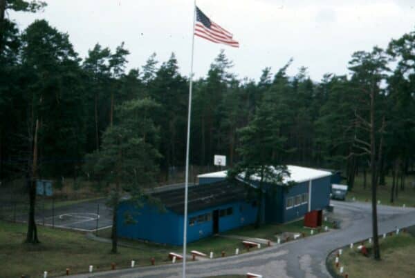 Zur touristischen Entwicklung soll die denkmalgeschützte Baracke C mit angrenzendem Basketballfeld im ehemaligen US Camp der Gedenkstätte Point Alpha - hier eine Aufnahme aus den 1980er-Jahren - aufgewertet werden.