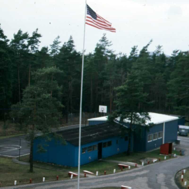 Zur touristischen Entwicklung soll die denkmalgeschützte Baracke C mit angrenzendem Basketballfeld im ehemaligen US Camp der Gedenkstätte Point Alpha - hier eine Aufnahme aus den 1980er-Jahren - aufgewertet werden.