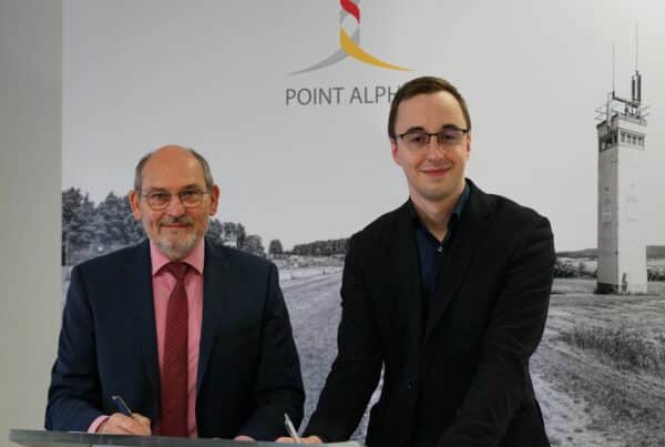 Geschichte soll am historischen Lernort für die Schüler lebendig werden. Dazu haben die Wigbertschule aus Hünfeld und die Point Alpha Stiftung eine Kooperation vereinbart. Schulleiter Markus Bente (links) und der Studienleiter der Point Alpha Stiftung, Philipp Metzler, freuen sich auf eine langfristige und intensive Zusammenarbeit. Foto: Point Alpha