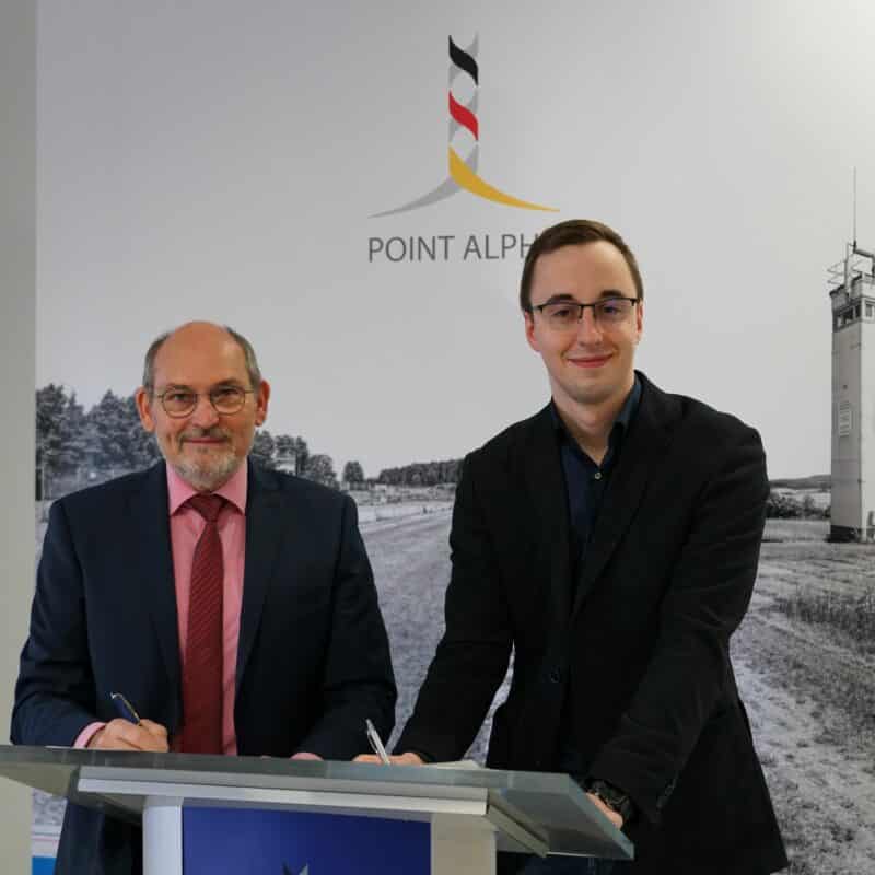 Geschichte soll am historischen Lernort für die Schüler lebendig werden. Dazu haben die Wigbertschule aus Hünfeld und die Point Alpha Stiftung eine Kooperation vereinbart. Schulleiter Markus Bente (links) und der Studienleiter der Point Alpha Stiftung, Philipp Metzler, freuen sich auf eine langfristige und intensive Zusammenarbeit. Foto: Point Alpha