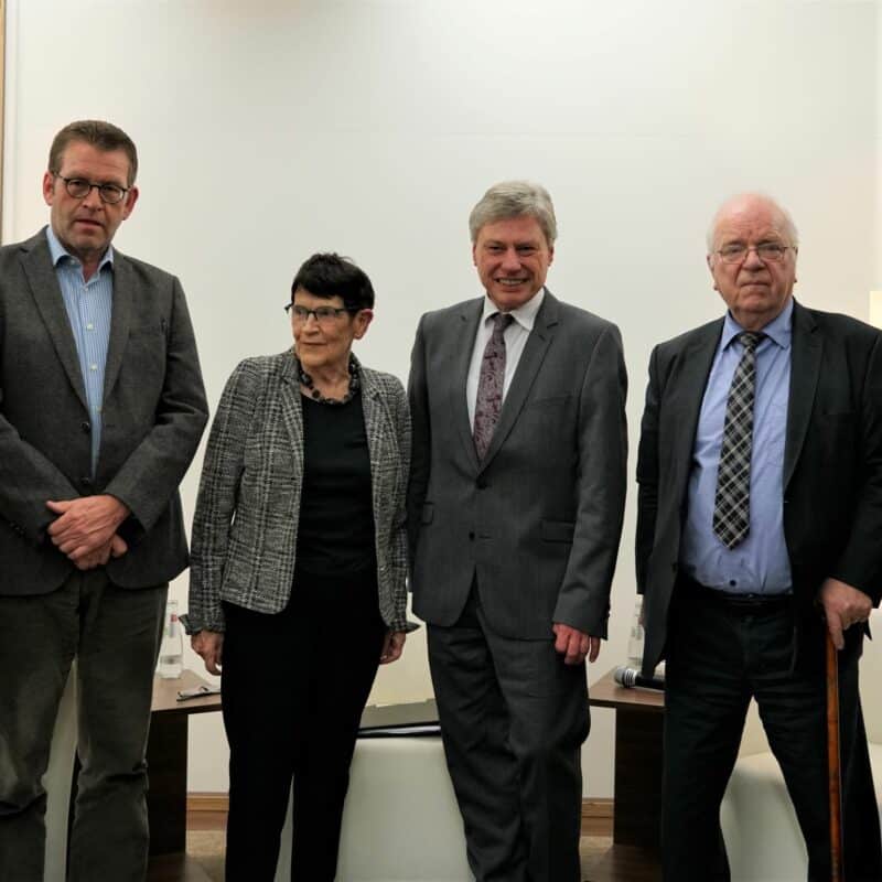 Gastgeber und Ehrengäste des 11. Geisaer Schlossgespräches (von links) Philipp Metzler (Studienleiter Point Alpha Stiftung), Franz-Josef Schlichting (Leiter Landeszentrale für politische Bildung Thüringen), Prof. Dr. Rita Süssmuth (Bundestagspräsidentin a.D.), Claus Peter Müller von der Grün (Moderator und Journalist), Prof. Dr. Richard Schröder (ehem. Vorsitzender Deutsche Nationalstiftung) und Dr. Alexander Jehn (Direktor Hessische Landeszentrale für politische Bildung).