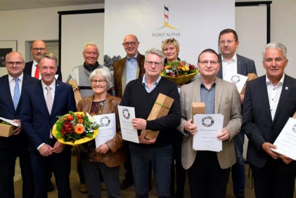 Fast alle noch im Verein aktiven Gründungsmitglieder konnten an der Festveranstaltung zum 26jährigen Vereinsjubiläum teilnehmen. Für ihr Engagement gewürdigt wurden vom Vereinsvorsitzenden Raymond Walk (1. Reihe links): Berthold Dücker, CDU-Wartburgkreis (Geschäftsstelle), Melitta Dücker, Iris Gleicke, Hans-Peter Häfner, Christa Herber, Berthold Körbel, Landkreis Fulda, Stefan Sachs, Bernhard Schuchert, Suhler Verlagsgesellschaft mbH & Co KG, VR-Bank NordRhön eG, Landkreis Wartburgkreis, Wartburg-Sparkasse, Wilfried Böhm.