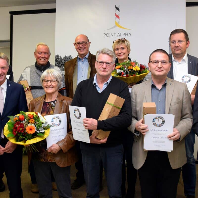 Fast alle noch im Verein aktiven Gründungsmitglieder konnten an der Festveranstaltung zum 26jährigen Vereinsjubiläum teilnehmen. Für ihr Engagement gewürdigt wurden vom Vereinsvorsitzenden Raymond Walk (1. Reihe links): Berthold Dücker, CDU-Wartburgkreis (Geschäftsstelle), Melitta Dücker, Iris Gleicke, Hans-Peter Häfner, Christa Herber, Berthold Körbel, Landkreis Fulda, Stefan Sachs, Bernhard Schuchert, Suhler Verlagsgesellschaft mbH & Co KG, VR-Bank NordRhön eG, Landkreis Wartburgkreis, Wartburg-Sparkasse, Wilfried Böhm.