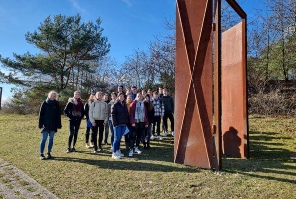 Für den Oberstufen-Kurs Q3 der Wigbertschule Hünfeld wurde auf dem „Weg der Hoffnung“ die deutsch-deutsche Geschichte inklusive deren Ausstrahlung in die Gegenwart in vielerlei Hinsicht konkret spür- und fassbar.