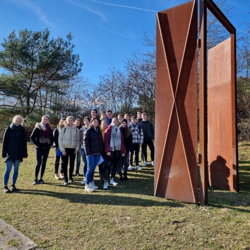Für den Oberstufen-Kurs Q3 der Wigbertschule Hünfeld wurde auf dem „Weg der Hoffnung“ die deutsch-deutsche Geschichte inklusive deren Ausstrahlung in die Gegenwart in vielerlei Hinsicht konkret spür- und fassbar.