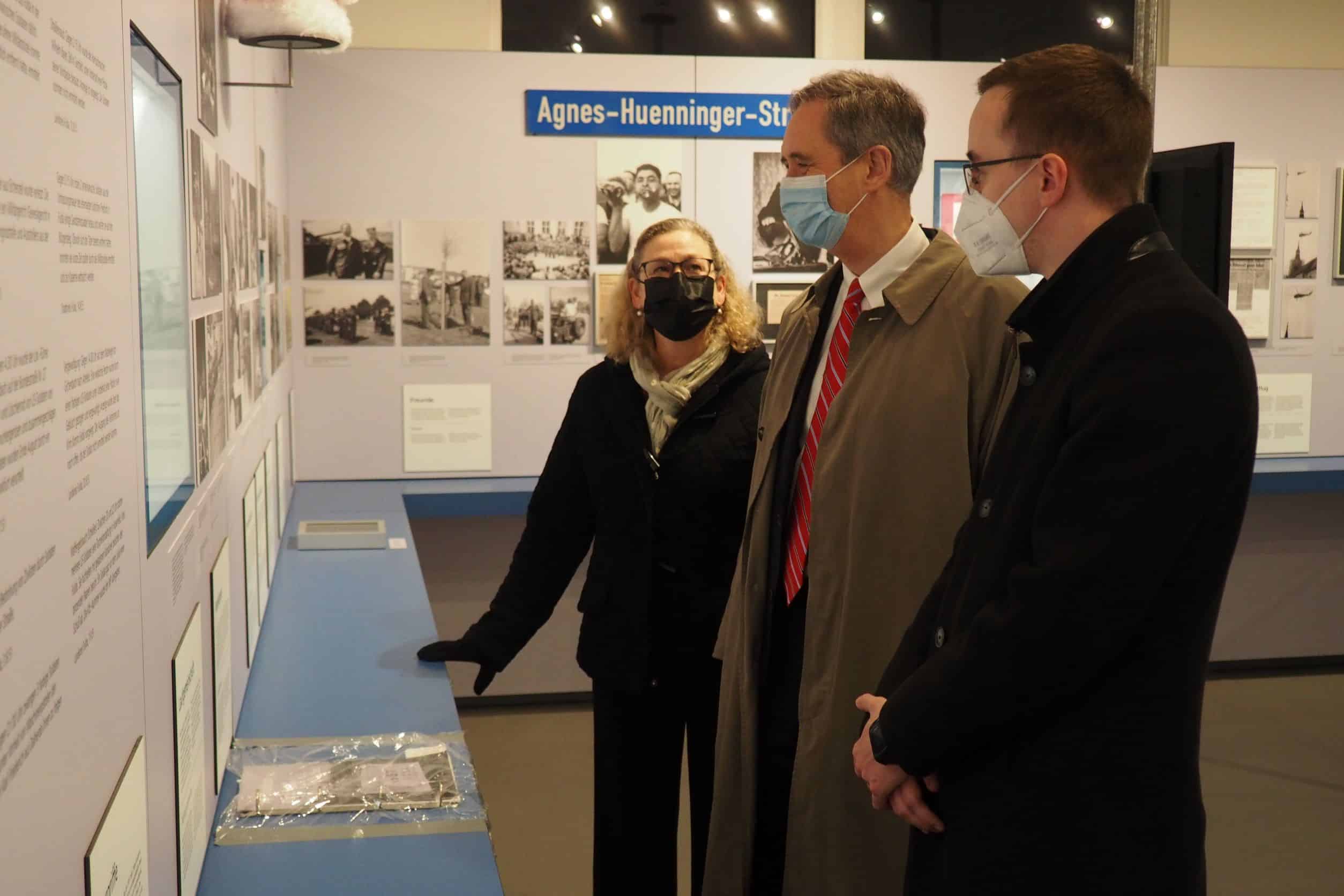 Studienleiter Philipp Metzler (rechts) bringt seinen Gästen die Ausstellung „Everday Life“ näher, die anschaulich dokumentiert, wie sich das Verhältnis zwischen Amerikanern und Deutschen – vom Besatzer zum Partner – entwickelte.
