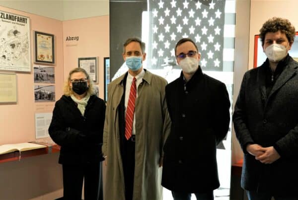 Der US-Generalkonsul von Frankfurt, Norman Thatcher Scharpf, besuchte mit seiner Gattin Donna zum ersten Mal die Gedenkstätte Point Alpha. Dabei wurden die Gäste ausgiebig von Johannes Schneider und Philipp Metzler (von rechts) informiert.