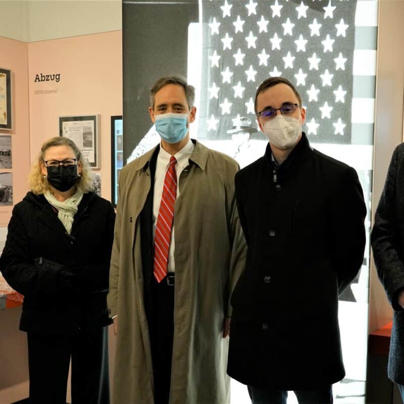 Der US-Generalkonsul von Frankfurt, Norman Thatcher Scharpf, besuchte mit seiner Gattin Donna zum ersten Mal die Gedenkstätte Point Alpha. Dabei wurden die Gäste ausgiebig von Johannes Schneider und Philipp Metzler (von rechts) informiert.