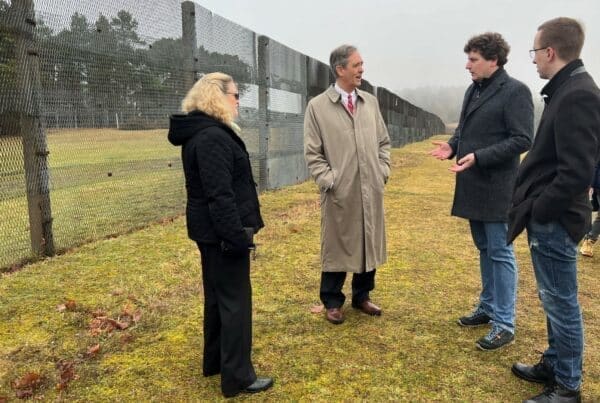 Die Gäste an der rekonstruierten Grenzanlage.