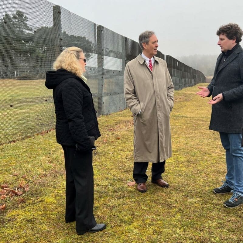 Die Gäste an der rekonstruierten Grenzanlage.