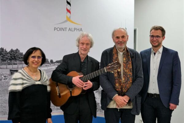 Zum Thema „Eltern – Kinder – Stasihaft. Albträume und Traumata“ hatte (von rechts) Benedikt Stock, Geschäftsführender Vorstand der Point Alpha Stiftung, den Film-Produzenten Prof. Jürgen Haase vom Wilhelm-Fraenger-Institut, den Facharzt und Liedermacher Karl-Heinz Bomberg sowie die Musikerin und Lyrikerin Erika Kunz ins Haus auf der Grenze eingeladen.
