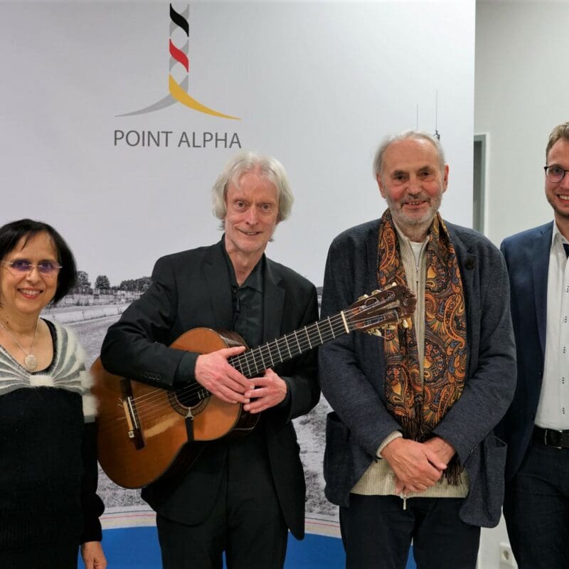 Zum Thema „Eltern – Kinder – Stasihaft. Albträume und Traumata“ hatte (von rechts) Benedikt Stock, Geschäftsführender Vorstand der Point Alpha Stiftung, den Film-Produzenten Prof. Jürgen Haase vom Wilhelm-Fraenger-Institut, den Facharzt und Liedermacher Karl-Heinz Bomberg sowie die Musikerin und Lyrikerin Erika Kunz ins Haus auf der Grenze eingeladen.