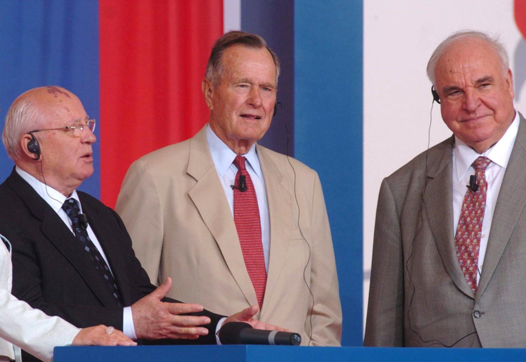Ein Bild das um die Welt ging: Der russische Staatschef Michail Gorbatschow mit seinen Amtskollegen Helmut Kohl und George Bush sen. (von links) bei der Point-Alpha-Preisverleihung 2005 im US Camp. „Die Deutschen und Gorbatschow. Der Gorbatschow-Diskurs im doppelten Deutschland 1985-1991“ – ist das Thema einer Buchvorstellung am 2. Juni im Haus auf der Grenze.