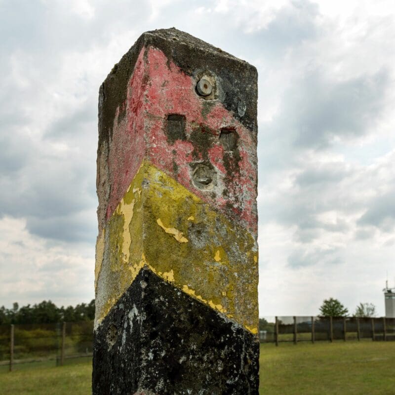 Bei einer offenen Wanderung entlang des Grenzlehrpfades kann man jeden ersten Samstag im Monat ab 14 Uhr die Stationen der ehemaligen deutsch-deutschen Grenze erleben.