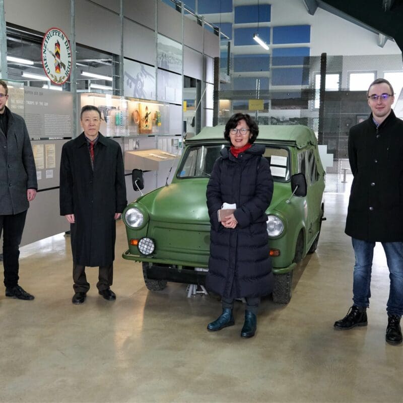 Konsul Hyunjoo Oh vom Generalkonsulat der Republik Korea in Frankfurt/M. (links) sowie Chin Im (3.v.r) und Hyo Sung Kim (3.v.l.) vom Verein „Zukunftsforum für Korea e.V.“ zu Gast in der Gedenkstätte Point Alpha. Informationen erhielten die Südkoreaner vom Geschäftsführenden Vorstand Benedikt Stock (2.v.l), dem Studienleiter Philipp Metzler (2.v.r.) und dem Wissenschaftlicher Mitarbeiter Johannes Schneider (r.).