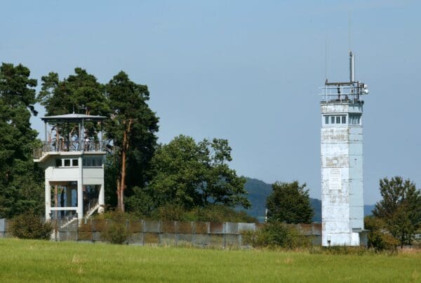 Die Gästeführer der Point Alpha Stiftung vermitteln auf der Wanderstrecke die geschichtlichen Hintergründe der Teilung.
