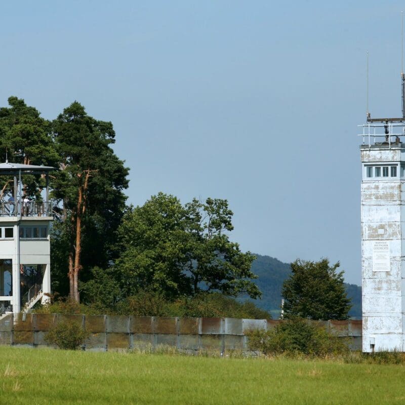 Die Gästeführer der Point Alpha Stiftung vermitteln auf der Wanderstrecke die geschichtlichen Hintergründe der Teilung.