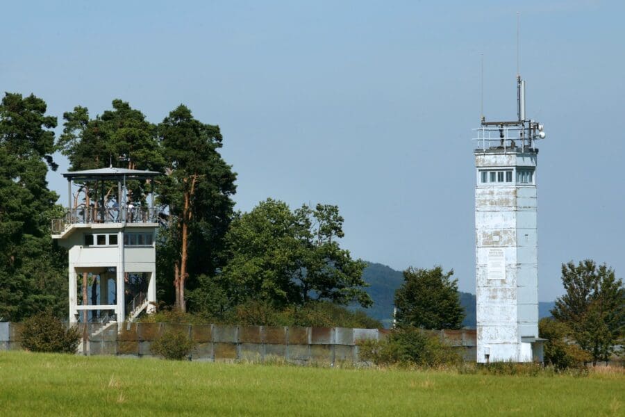 Die Gästeführer der Point Alpha Stiftung vermitteln auf der Wanderstrecke die geschichtlichen Hintergründe der Teilung.