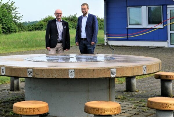 Benedikt Stock bedankte sich bei Dieter Hahn von der Firma Wiegand für die Unterstützung.