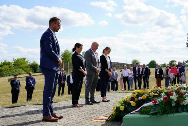 „Die Grenzabriegelung der DDR vor 70 Jahren“: Kranzniederlegung am Denkmal der deutschen Teilung und Wiedervereinigung mit (vorne von rechts) Tina Beer, Dr. Peter Wurschi, Dr. Franziska Kuschel und Benedikt Stock.